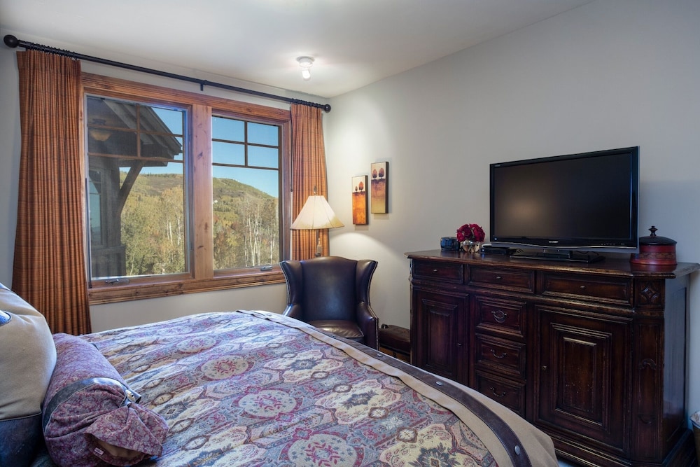 Grand Lodge - Three Bedroom #301 - Ski-in/ski-out 3 Condo