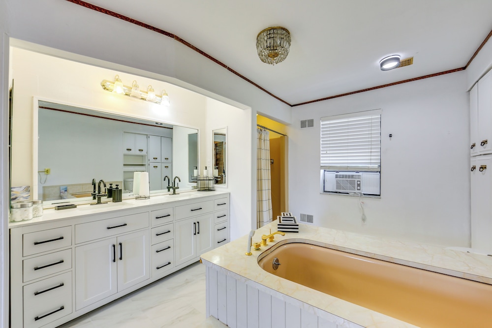 2 Mi to Dtwn Pittsburgh: Family-friendly Townhome!