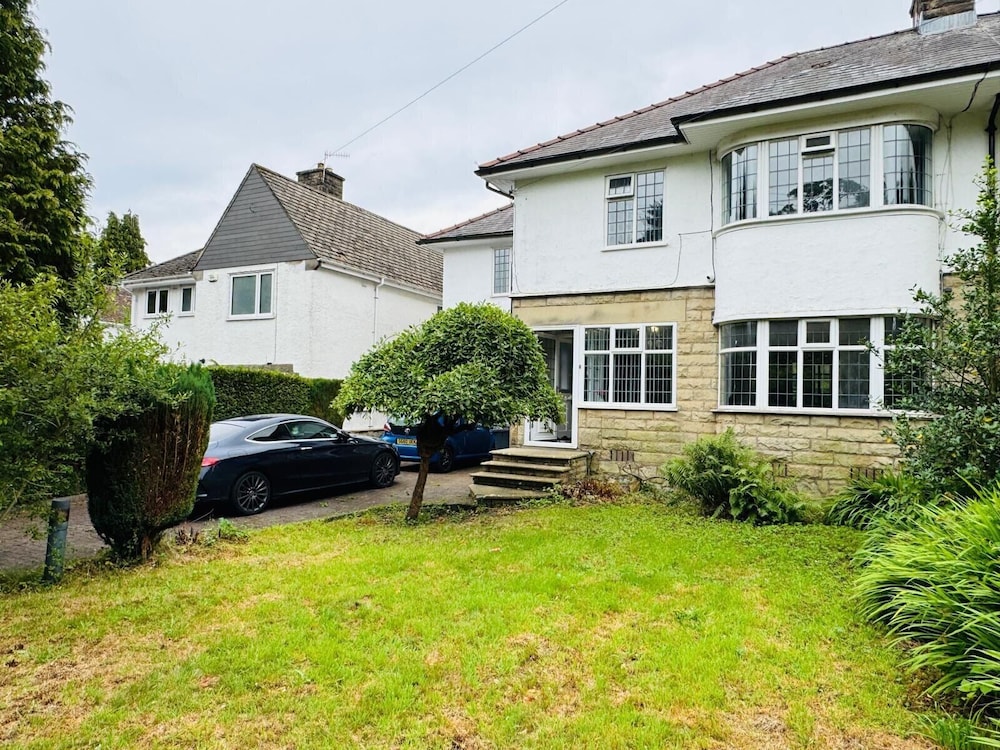 Buxton 5-bed Retreat - Sleeps 11, Parking & Garden