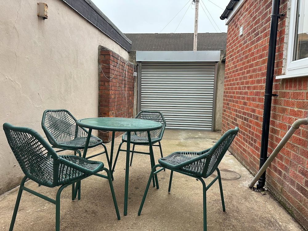 Darlington 4Bd Home: Modern Comfort & Free Parking