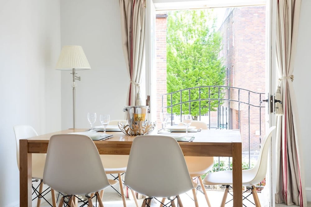 Central Chichester 3bd Mews House For Up To 6