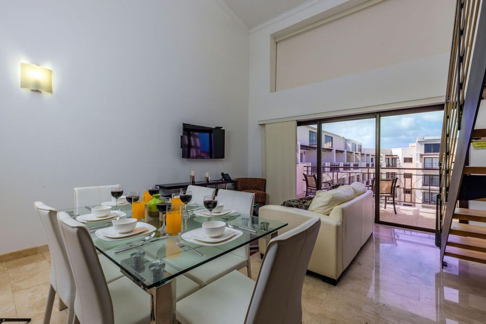 2BR Duplex Palmaruba Condos w Great Location