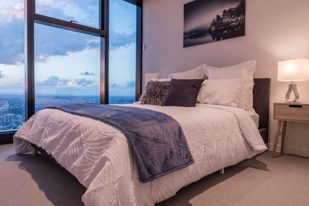 2BR Luxury Skytower Views CBD Pool Gym Netflix
