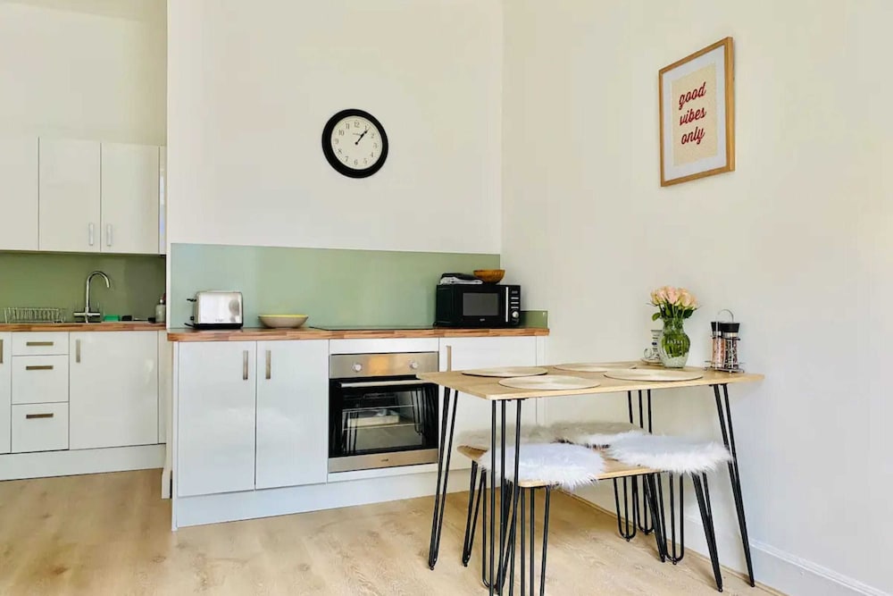 Charming 1 Bedroom Apartment in the Heart of Edinburgh view 4