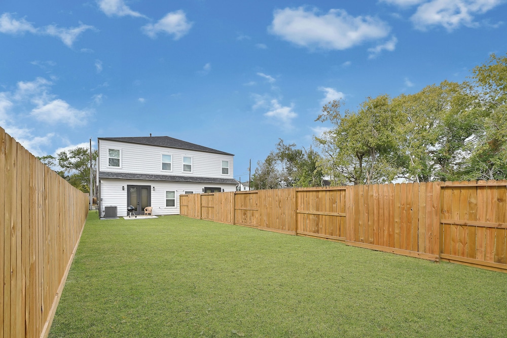 5 Mi to NRG Stadium: Modern Escape w/ Patio & Yard