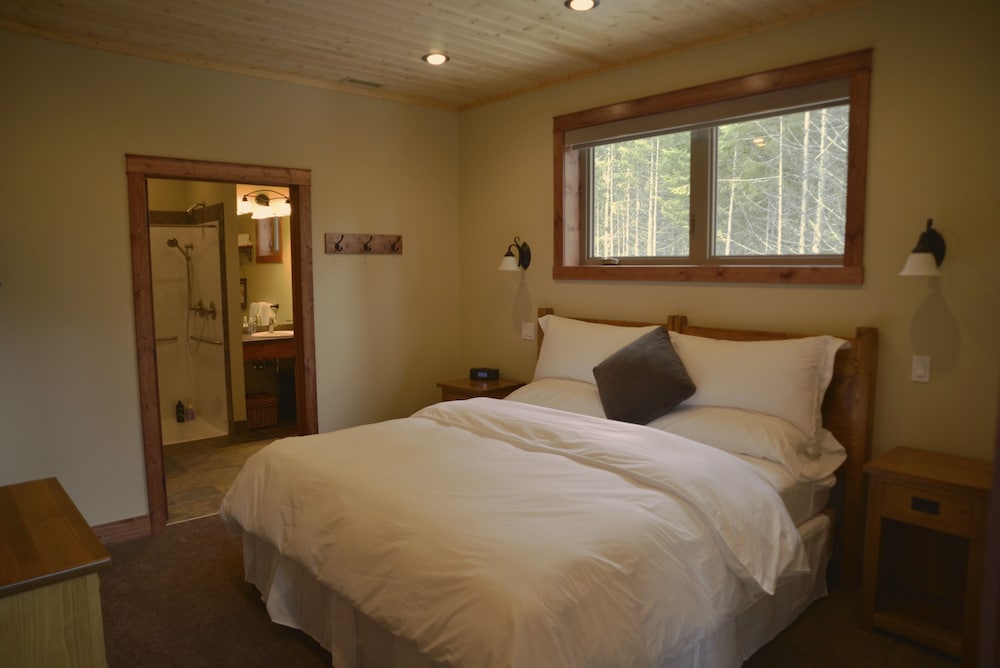 Cedar House Restaurant & Chalets - Image 2