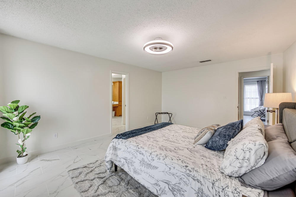 1 Mi to Lake Jacksonville: Pet-friendly Home