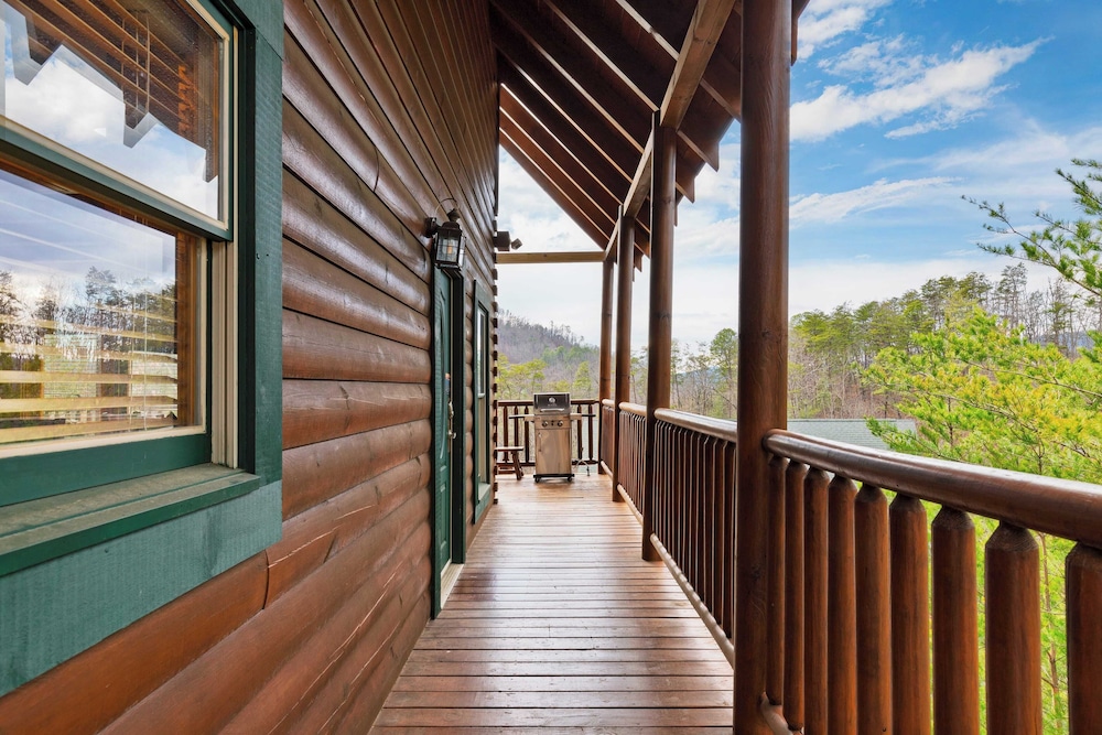 Cozy Cabin Near Dollywood Attractions Hot Tub, Game Room, Views Anne's Place