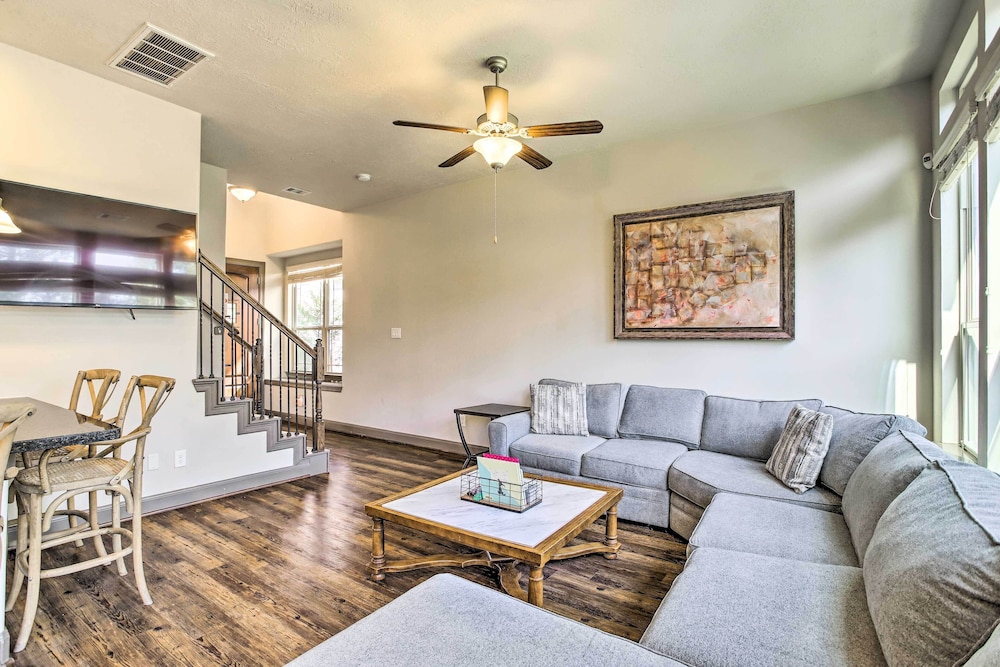 Family-friendly Spring Townhouse w/ Backyard!