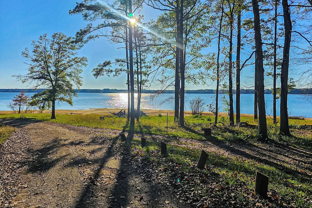 2BR Dog-friendly Home Near Lake w/ Fire Pit