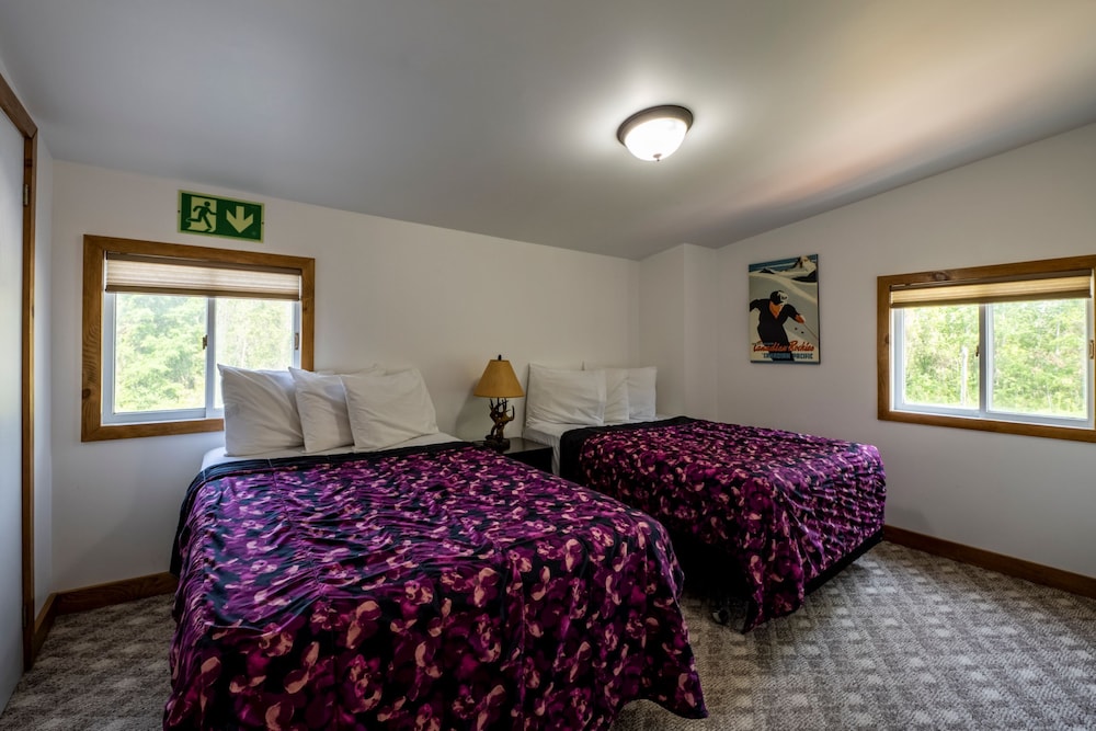 RARE FIND - 6 bdrm Very Private Cottage on 10 acres, Hot Tub, BBQ, Petfriendly