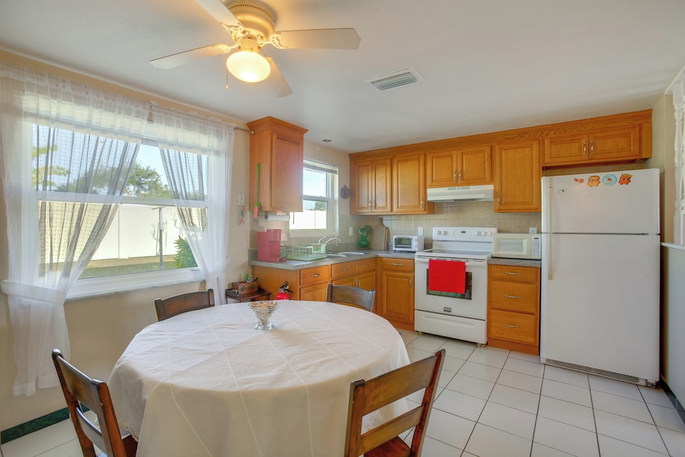 3 Mi to Beach! Sunny Englewood Retreat w/ Lanai
