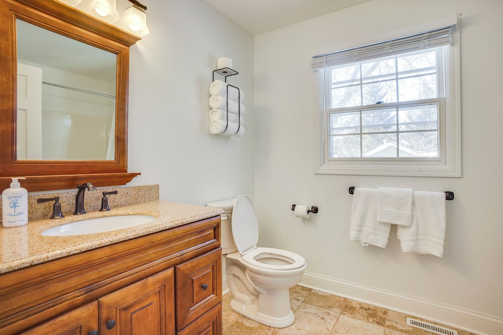 1/2 Mi to Lake Geneva: Home w/ Game Room
