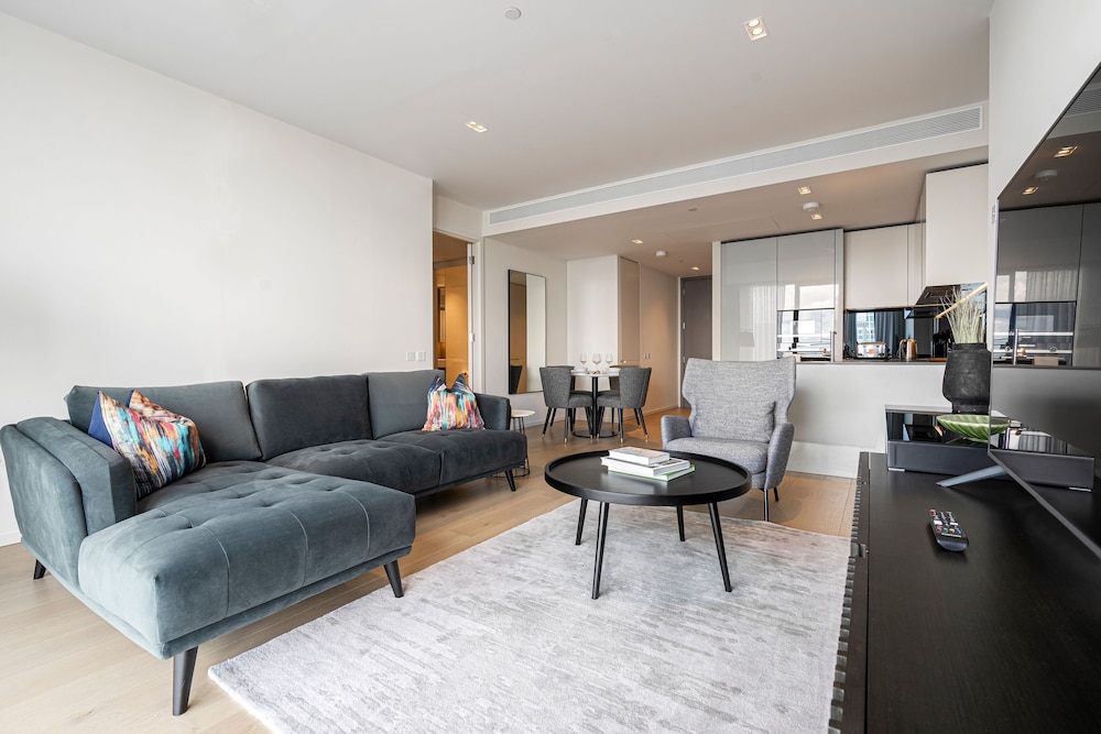 Sensational Two-bedroom Apartment by the River