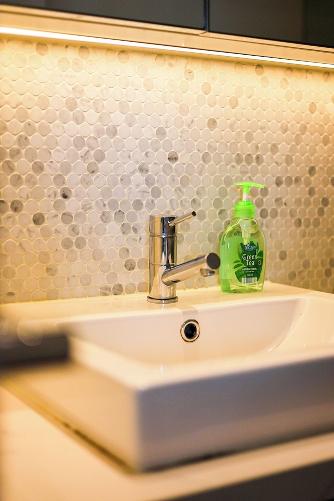 StayAU Stylish 2BR Central Box Hill