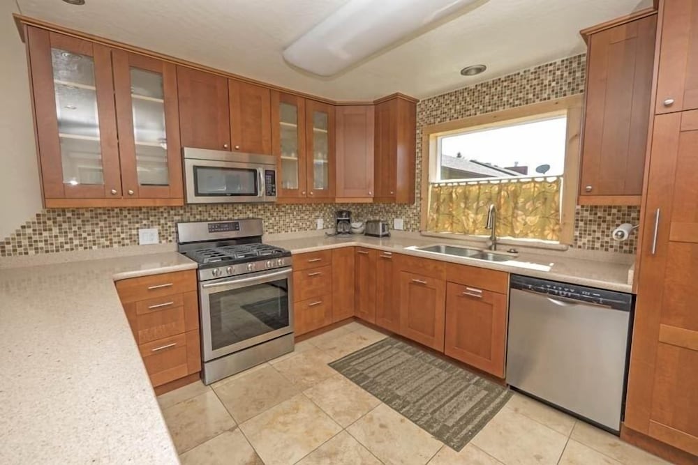 1712 Venice Drive 4 Bedroom Home by RedAwning