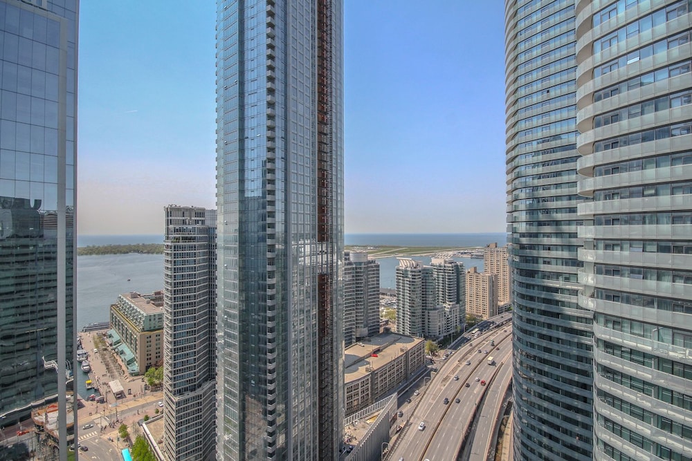 Sarkar Suites - Maple Leaf Square