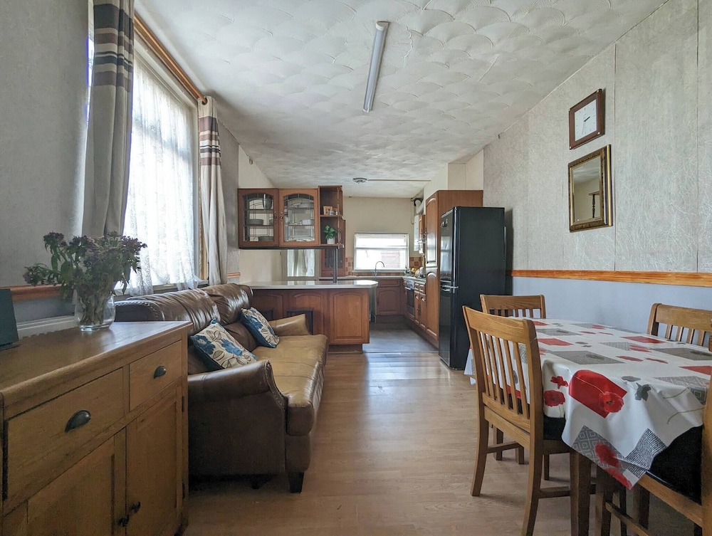 Family-sized Comfort - Walk to Lake & City Centre