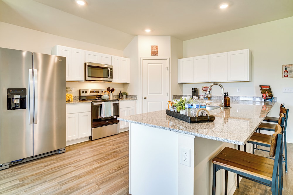 12 Mi to Avery Island: Spacious Family Home!