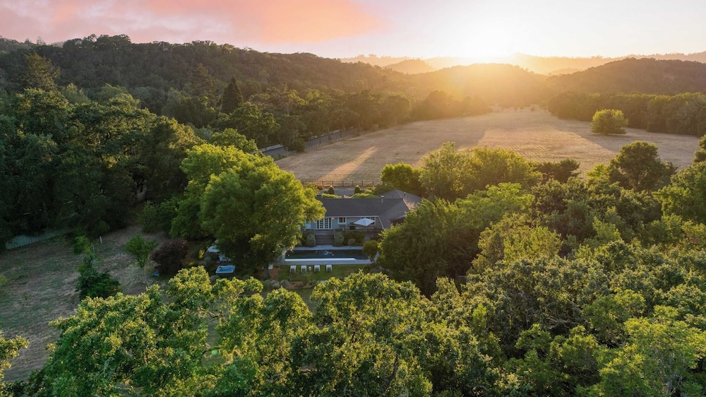 Glen Ellen Escape 5BR Retreat w/ Pool, Hot Tub, Hammocks & Vineyard Views