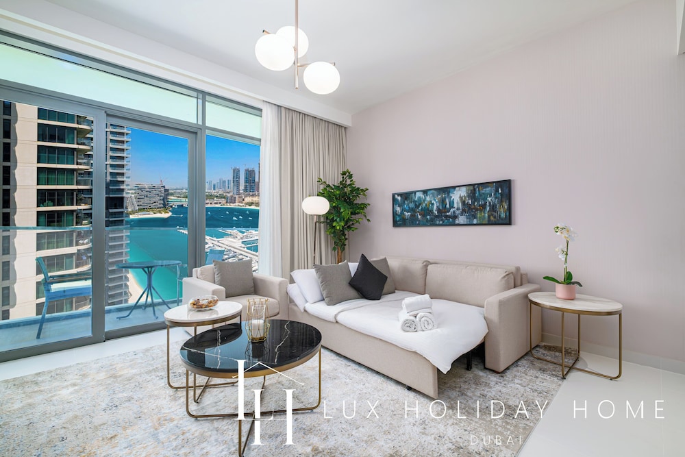 LUX The Marina Vista Beachfront Suite 5