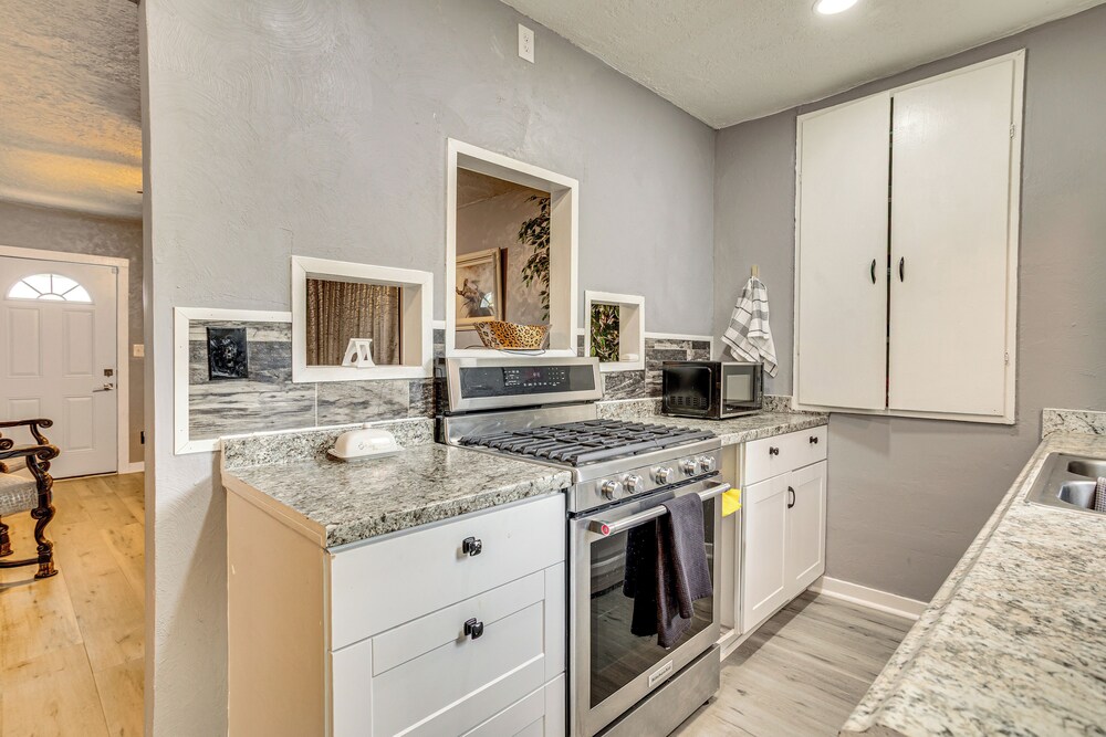 3 Mi to Dtwn Okc: Inviting Home w/ Yard!