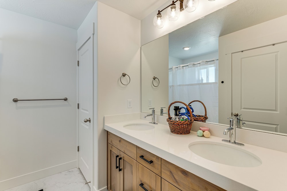 5 Mi to Trails: Townhome in Eagle Mountain