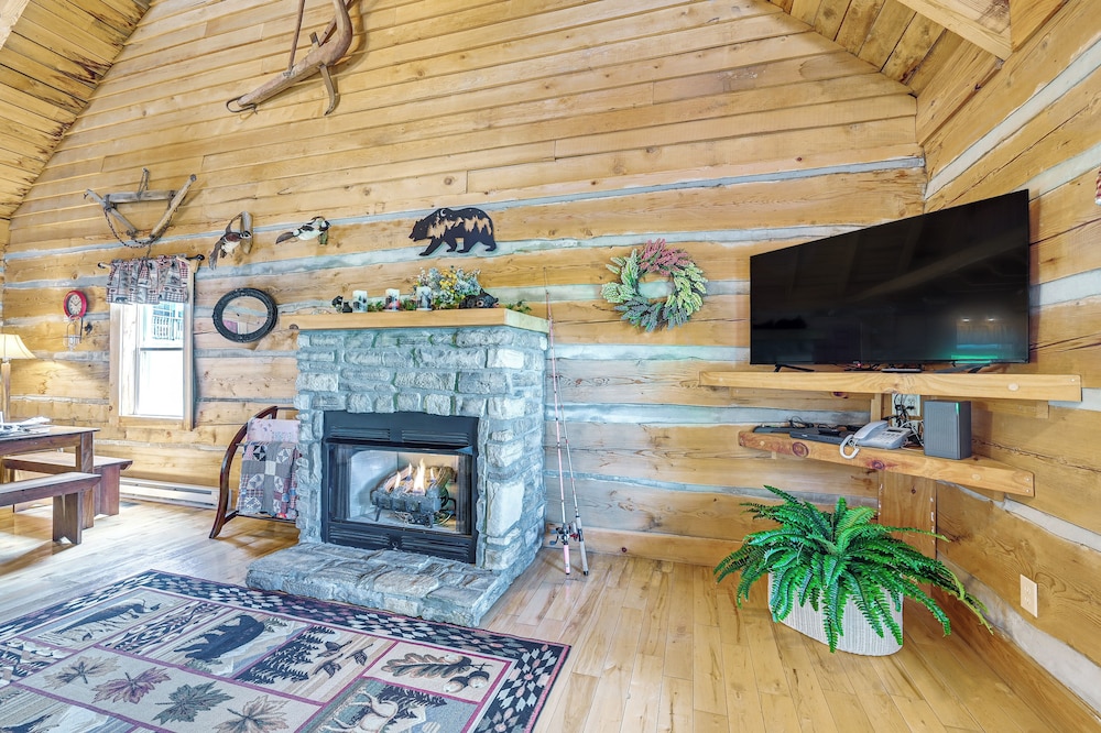 2 Mi to Mabry Mill: Mtn-view Cabin w/ Porch!