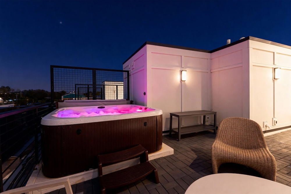 Luxe 4BR Retreat With Hot Tub Skyline Deck