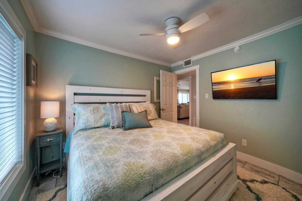 Gulf Views + Pools, Tennis, Pickleball & Beach Access Awesome Beachfront by Avantstay