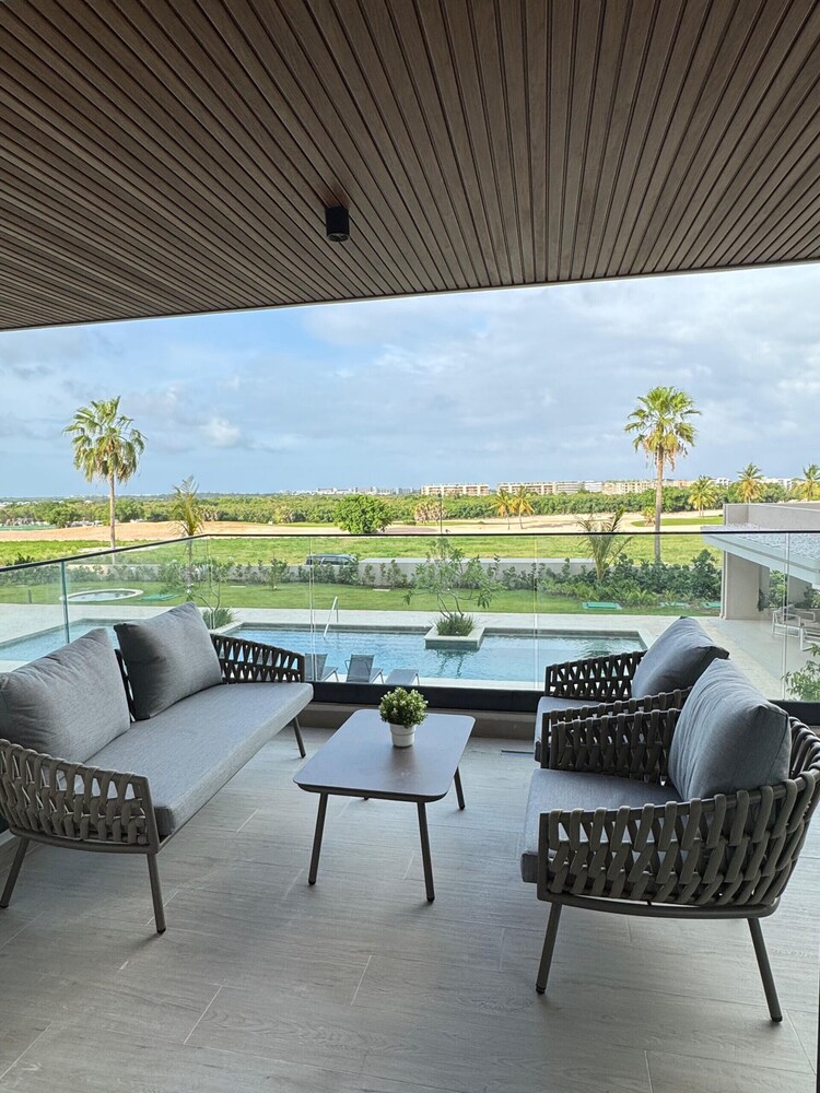 4 Guest 2 Bedrooms Balcony and Shared Pool