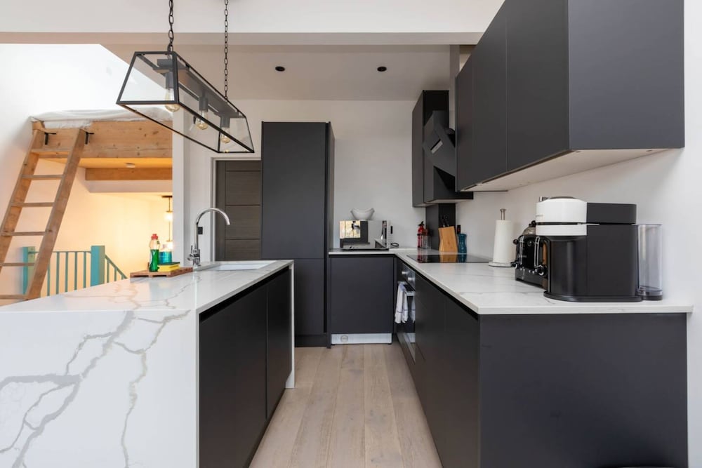 Contemporary 2 Bedroom Apartment on Columbia Road
