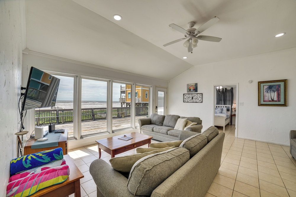 Beachfront Home w/ Pool Access in Galveston!