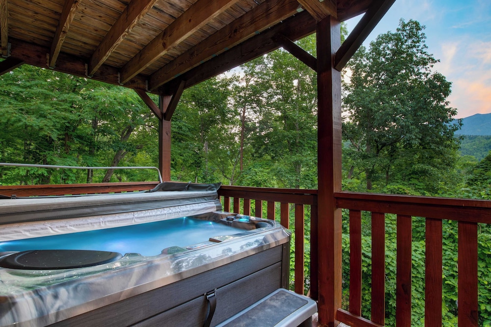 Triple Mountain View by Avantstay: Hot Tub, Game Room & Stunning Smoky Mountain Views