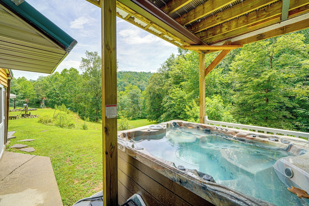 Hot Tub + Pet Friendly: Quiet French Creek Getaway