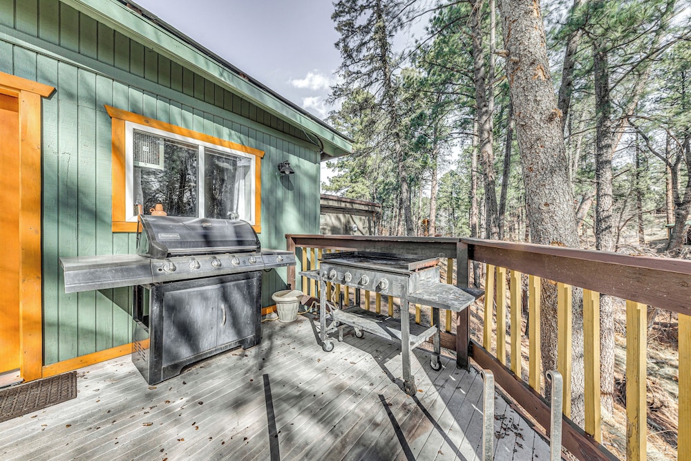 Walk to Midtown Ruidoso: Modern-rustic Cabin