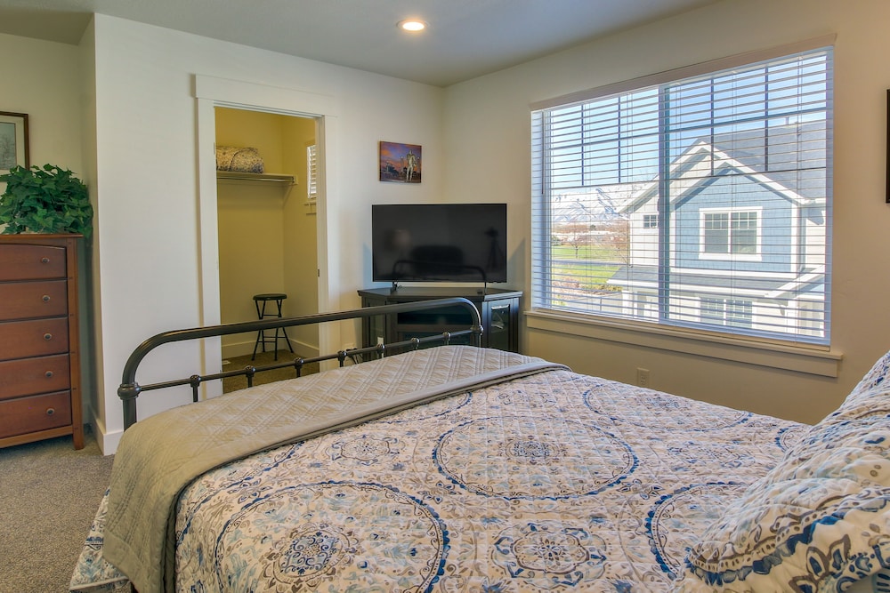 2 Mi to Zootah: Providence Townhome w/ Fireplaces view 3