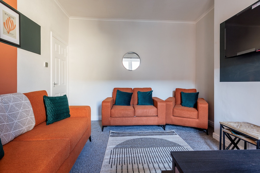 Darlington 4Bd Home: Modern Comfort & Free Parking