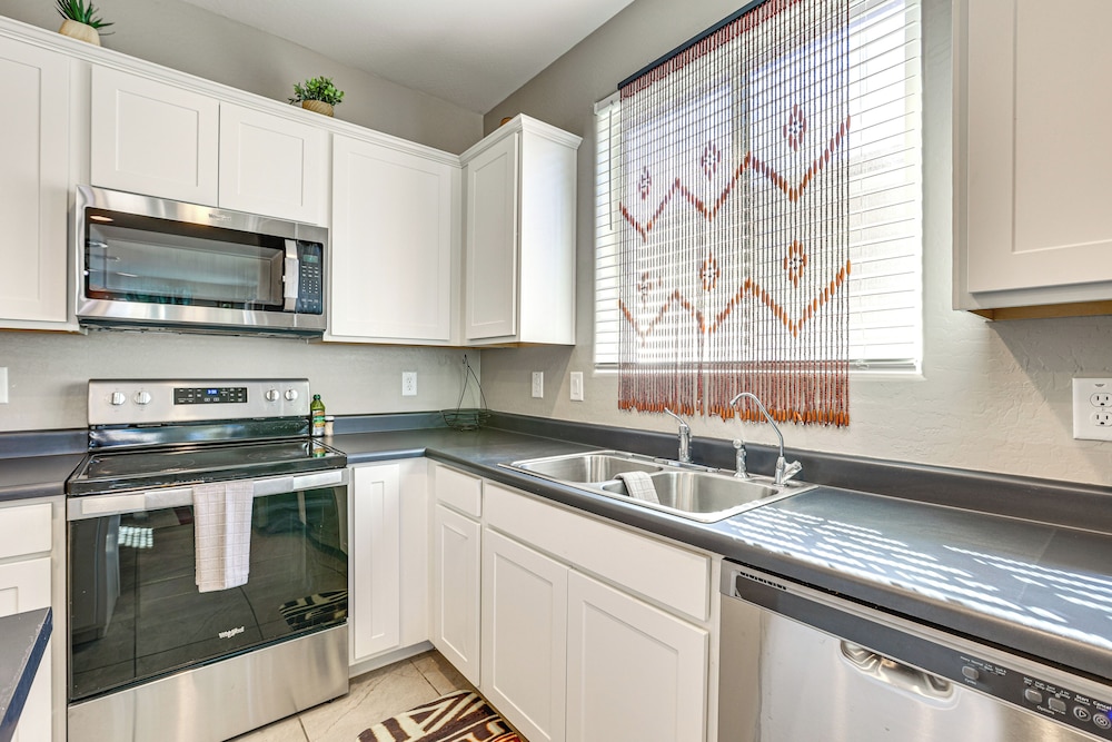 10 Mi to Dtwn Phoenix: Updated Home