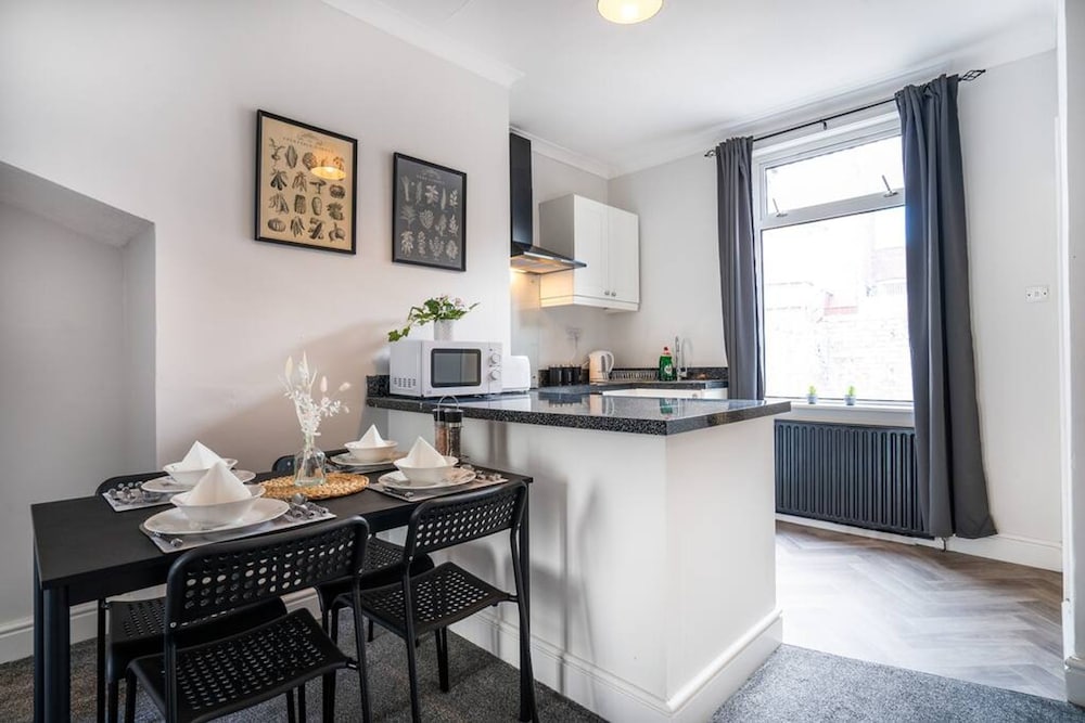 Central 2 Bedroom House-parking