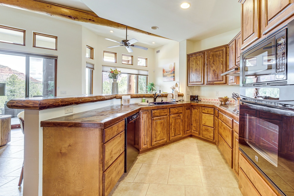 Hot Tub & Red Rock Views: Secluded Sedona Escape!