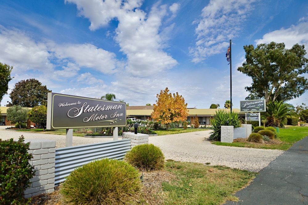 Statesman Motor Inn