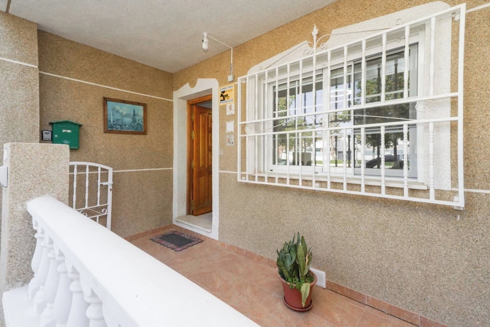 Modern 3-bed Apt, Sleeps 7, 6 Min Walk to Beach
