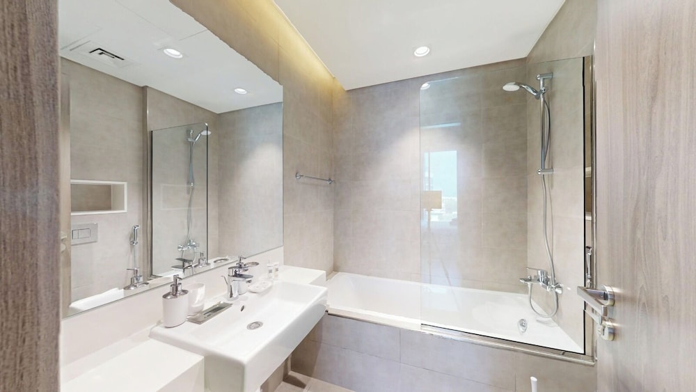 PVH - Lagoon View 1BR District One Res 4