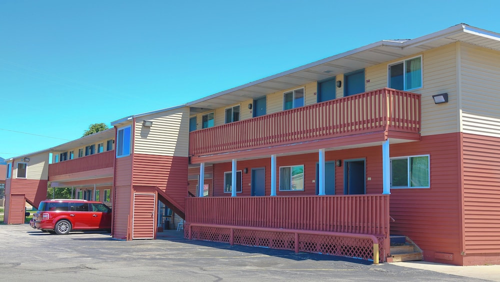 Mount Pleasant Vacations - Chippewa Motel - Property Image 2