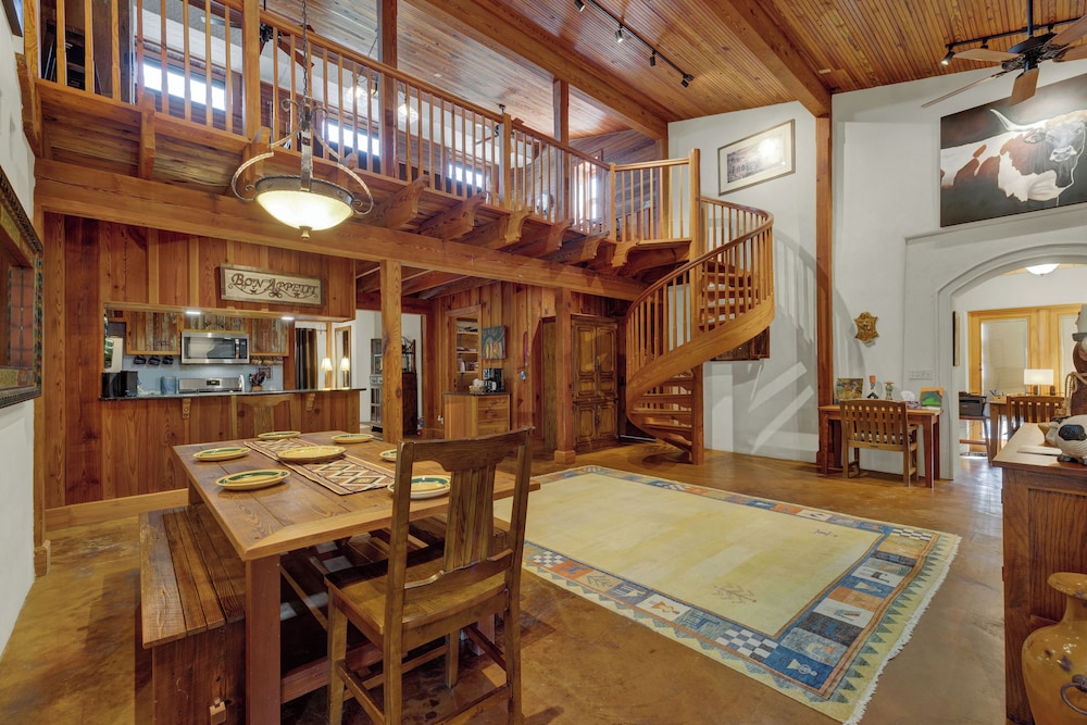 The Willows Casa Grande + Sundown Suite Sleeps 13 - Close to Main St