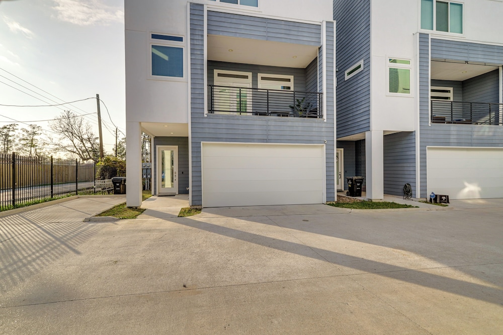 Close to Restaurants: Houston Haven w/ Balcony!