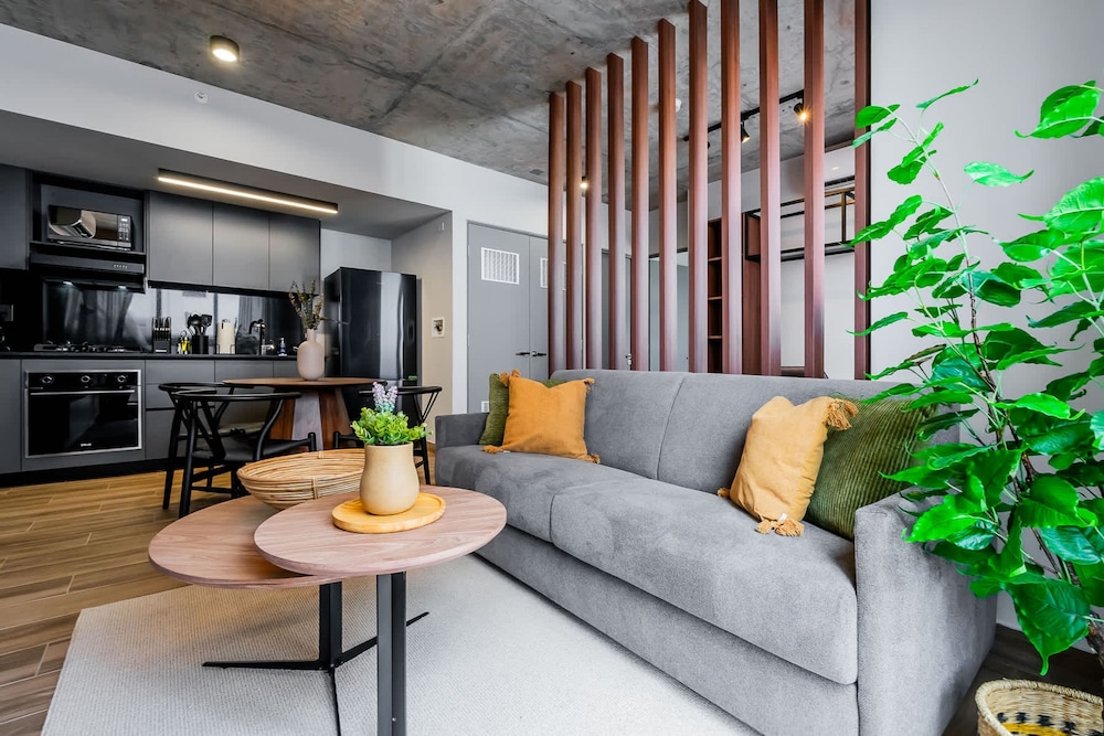 w Stunning 2BR w Great Deco in Centriqo