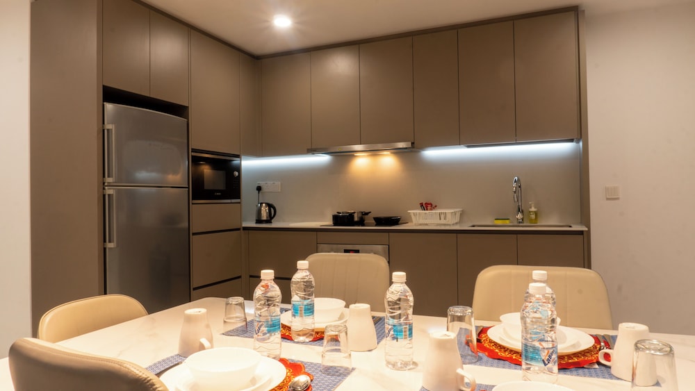 Moonway Luxury Suites At Eaton Residence