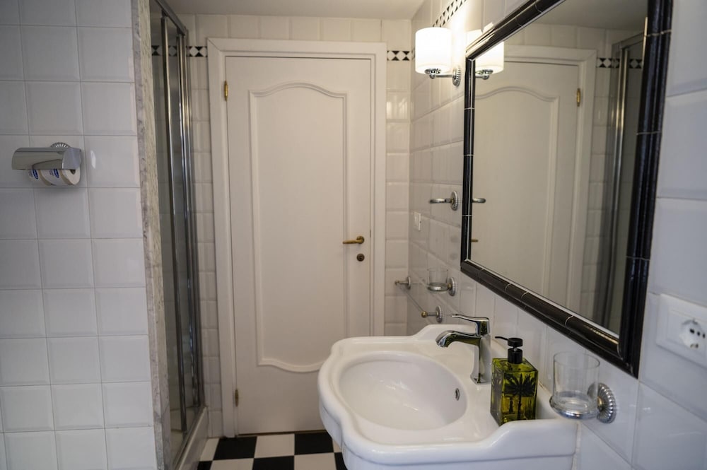 Artsy and Elegant Apartment Near Pantheon